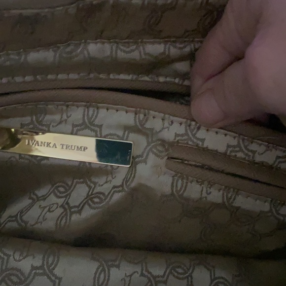 NEW IVANKA TRUMP TAN LARGE LEATHER HANDBAG WITH REMOVABLE SHOULDER STRAP - Picture 8 of 14